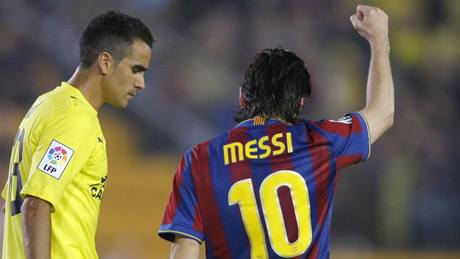 Lionel Messi z Barcelony slaví gól, vlevo Angel Lopez Ruano z Villarrealu