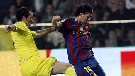 Lionel Messi z Barcelony stílí gól, vlevo Diego Godin z Villarrealu