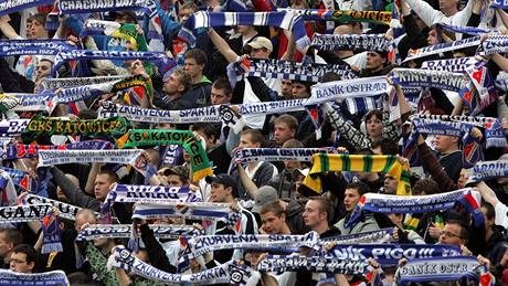 NA STADIONU. Se �álami nad hlavou fandí domácí p�íznivci svému Baníku.