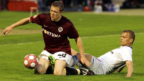 TVRDÝ SOUBOj. Ostravský útoník Adam Varadi se snaí vydolovat mí proti sparanovi Juraji Kuckovi.