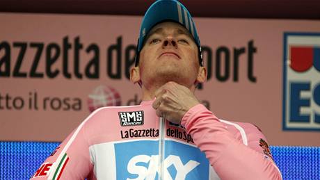 Bradley Wiggins obléká r��ový trikot pro lídra závodu Giro d´Italia.