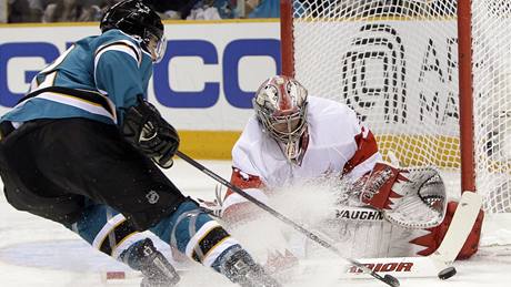 Branká Detroitu Jimmy Howard elí nájezdu Patricka Marleaua ze San Jose. 