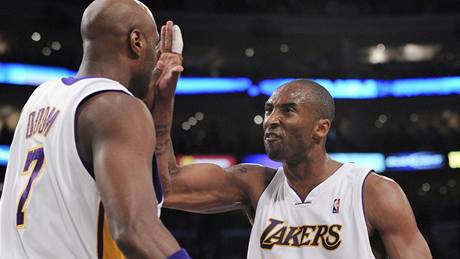 Kobe Bryant (vpravo) a  Lamar Odom se radují z výhry Lakers.