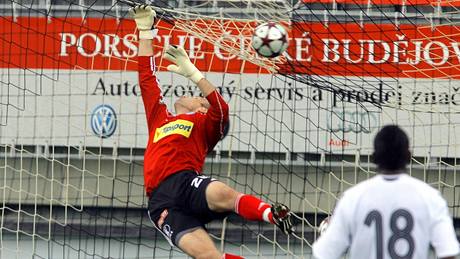 Zálo�ník Rudolf Otepka �pozdravil� bývalého spoluhrá�e Tomá�e Lovásika (uprost�ed) nechytatelnou st�elou do �ibenice.