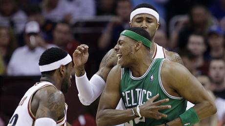 Paul Pierce (v zeleném) z Bostonu Celtics piel o mí v souboji s LeBronem Jamesem (vlevo) a Mo Williamsem z Clevelandu Cavaliers