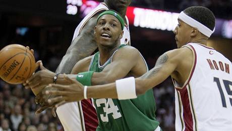 Paul Pierce (v zeleném) z Bostonu Celtics v souboji s Jamariem Moonem z Clevelandu Cavaliers