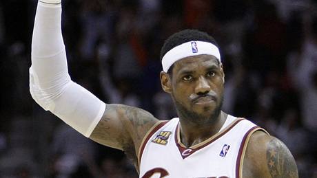 LeBron James z Clevelandu Cavaliers zdraví fanouky