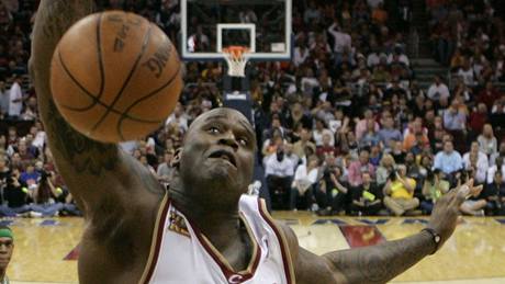 Shaquille O´Neal z Clevelandu Cavaliers zakonuje v duelu s Bostonem Celtics