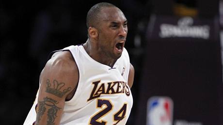 Kobe Bryant z LA Lakers se raduje z bod do koe Utahu Jazz