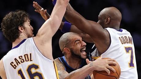 NEPROJDE! Pau Gasol (vlevo) a Lamar Odom z LA Lakers brání Carlose Boozera z Utahu Jazz