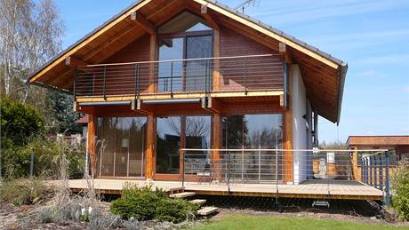 D�ev�ná terasa se po deseti letech rozpadla. Novou si proto postavili z woodplasticu