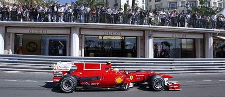Fernando Alonso v ulicch Monaka pi prvnm trninku na Velkou cenu