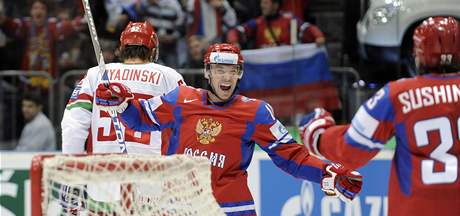 Ruský útoník Sergej Mozjakin slaví první gól v zápase proti Blorusku.