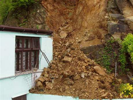 Nebezpený masiv, jeho ást se v kvtnu zítila v Kuimi na Brnnsku na rodinný dm, zkoumají geologové.