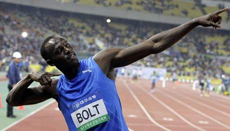 Usain Bolt svým typickým zpsobem slaví triumf v závod na 100 metr v jihokorejském Tegu (19.5.2010)