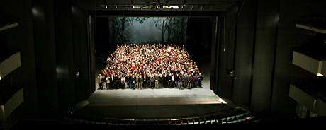 První hromadné focení na jevišti Janáčkova divadla v brně se konalo v lednu 2008, kvůli fotografování se tehdy divadelníci seřadili na obrovskou hydraulicky sklopenou plošinu