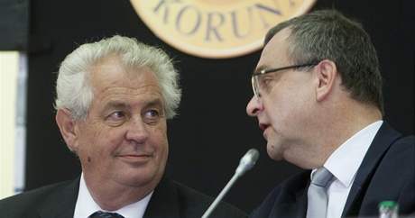 Milo Zeman a Miroslav Kalousek na finanním fóru Zlaté koruny.