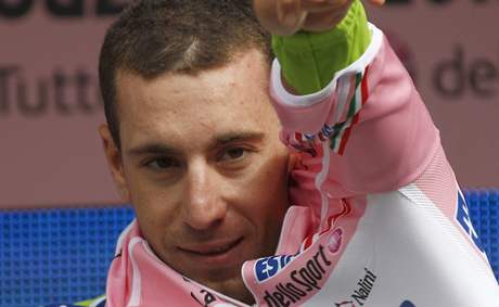 Italský cyklista Vincenzo Nibali získal na Giru rový dres lídra