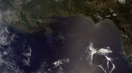 Satelitn snmek z 10. kvtna zachycuje ropnou skvrnu v Mexickm zlivu.