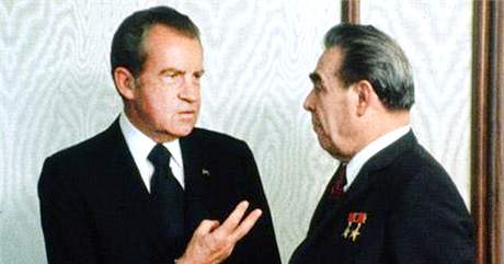 Americk prezident Richard Nixon a sovtsk vdce Leonid Brenv v Moskv v roce 1974.