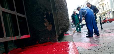 Úklid ervené barvy ze sídla KSM v Praze. Budovu obarvila skupina mladých odprc komunismu. (18. kvtna 2010)
