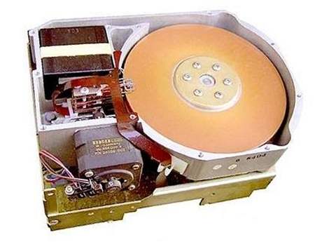 Pevný disk z roku 1983