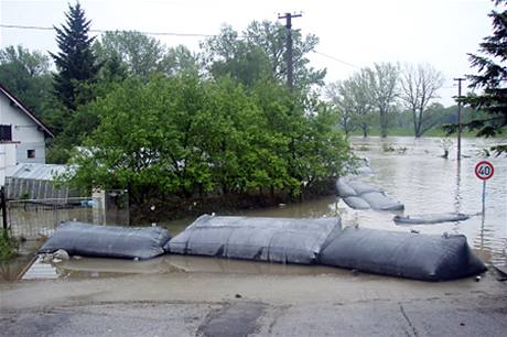Voda zaplavila i dalí obce v okolí Ostravy