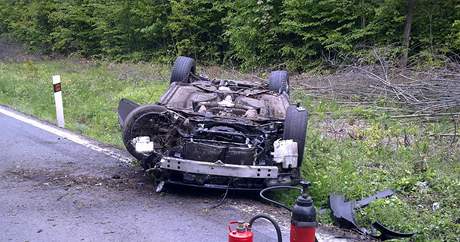 Auto po tragick nehod zstalo na stee. (15. kvtna 2010)