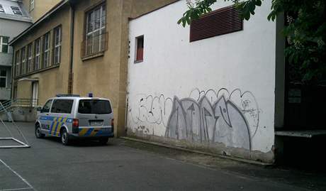 Dvanctiletho chlapce zabil v Podbradech proud vysokho napt z trafostanice. (17. kvtna 2010)