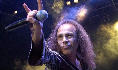 Ronnie James Dio pi koncert ve výcarském Montreux v roce 2007