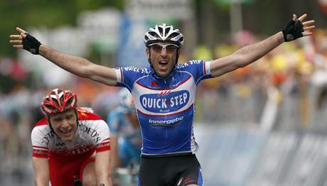 TRIUMF. Francouzský cyklista Jerome Pineau vítzí v páté etap Gira d´Italia. Za ním marn finiuje jeho krajan Julien Fouchard.