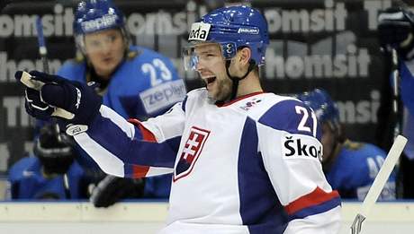 Slovenský hokejista Marek Zagrapan se raduje z gólu. 