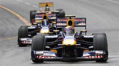 RED BULL. Na prvním míst Velké ceny Monaka krouí Mark Webber z Red Bullu.