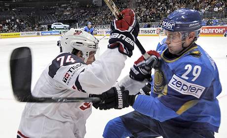 T. J. Oshie z USA a Alexej Vasilenko z Kazachstnu se stetli u mantinelu