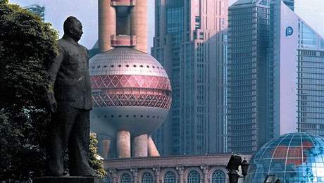Socha Mao Ce-tunga, fanatického komunistického vdce, dnes hledí na anghajské mrakodrapy.