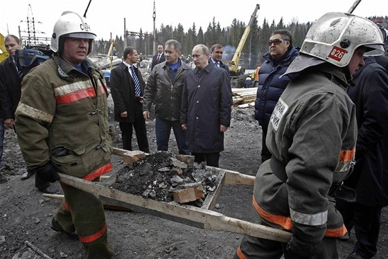 Ruský premiér Putin u dolu Raspadskaja. (11. kvtna 2010)