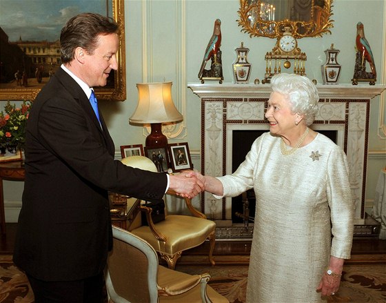 Britská královna Albta II. jmenuje Davida Camerona novým premiérem. (11. kvtna 2010)