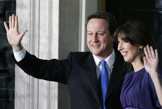 Nový britský ministerský pedseda David Cameron s manelkou Samanthou po píjezdu do Downing Street 10. (11. kvtna 2010)