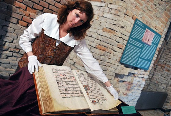Kurátorka výstavy Rukopisy královny Rejky Jitka Pavelková instaluje exponáty v prostorách Památníku písemnictví v Rajhrad u Brna.