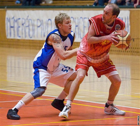 Z duelu Lokomotiva Plze (v bílém) - BA Sparta o postup do nejvyí basketbalové soute