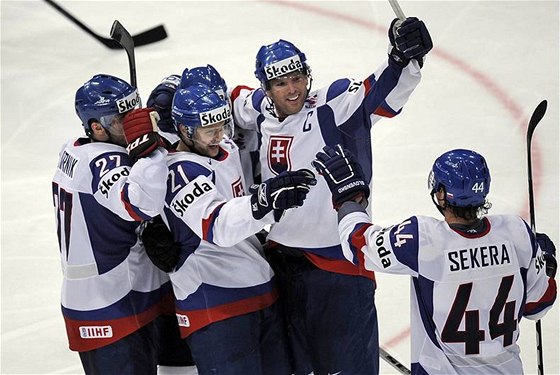OBRAT DOKONÁN. Slovenští hokejisté se radují ze třetího gólu proti Bělorusku. Střelec Marek Zagrapan je druhý zleva.
