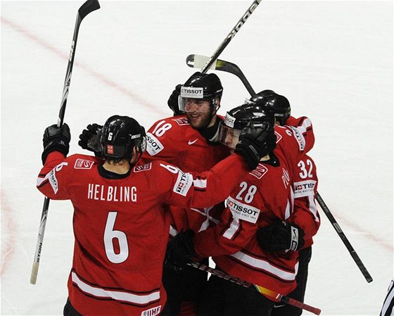 Švýcarští hokejisté se radují z gólu v utkání proti Kanadě.