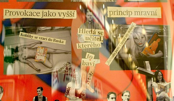 Brněnský knihkupec Michal Ženíšek ve výloze svého obchodu v Alfa pasáži vystavil tablo odhalených studentek