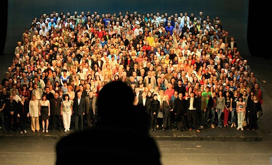 538 herců, hudebníků, kulisáků, vlásenkářek a dalších divadelních profesí se potkalo na jevišti brněnské Janáčkovy scény