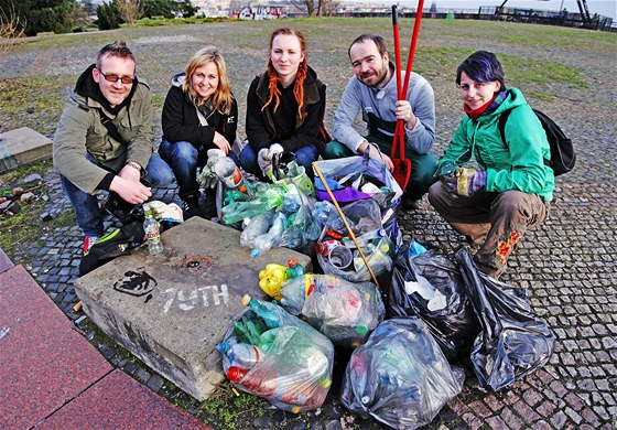 Guerilla gardening - "partyzántí zahradníci" sbírají odpadky a vysazují kvtiny na veejných místech