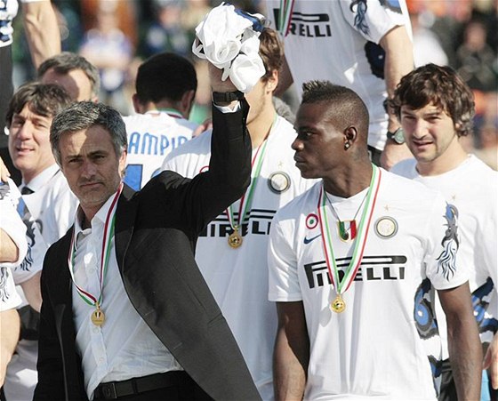 PODRUHÉ A NAPOSLEDY? Podle spekulací v tisku trenér José Mourinho v Interu u dlouho nesetrvá. I útoník Balotelli (vpravo) zejm tuí, e jeho kou po zisku druhého titulu odejde.