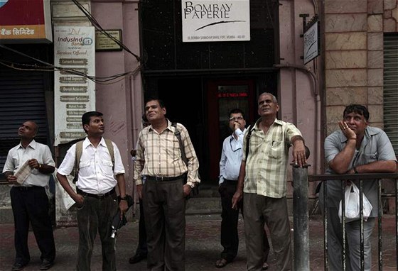 Lidé sledují tabule na burze v Bombaji. (Indie)