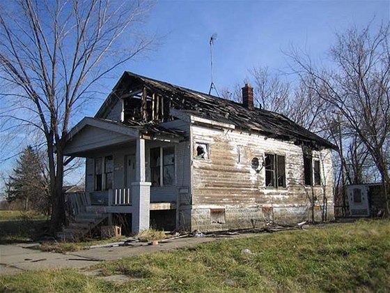 Pedmstí Detroitu jsou plné zchátralých dom. - Detroit.