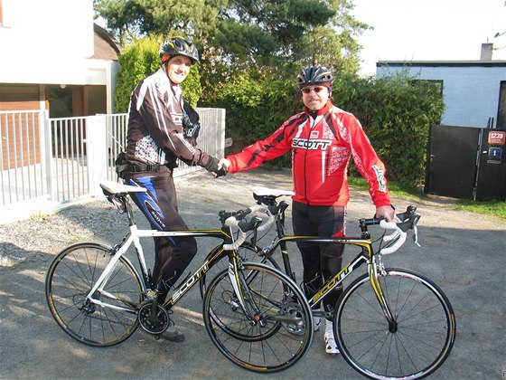 V roce 2010 se David Vávra a Petr Pravda připravovali na těžkou etapu Tour de
