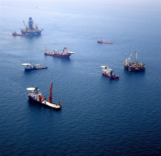 Místo, kde bývala ploina Deepwater Horizon. Krom lodí jsou na míst i pohyblivé ropné ploiny. Jednou z moností, jak zastavit ropu, je vyhloubit o kus dál nový vrt (8. kvtna 2010)